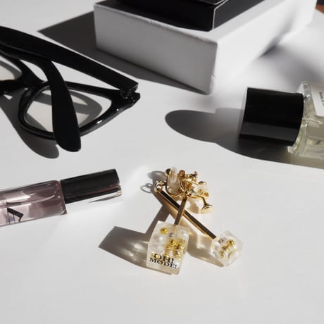 CLEAR CUBE AND METAL BAR EARRING