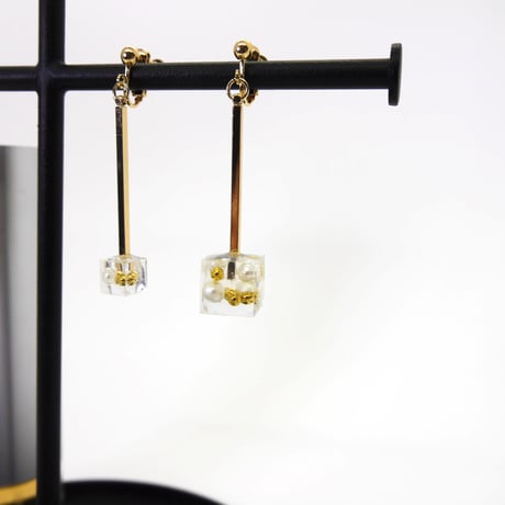 CLEAR CUBE AND METAL BAR EARRING