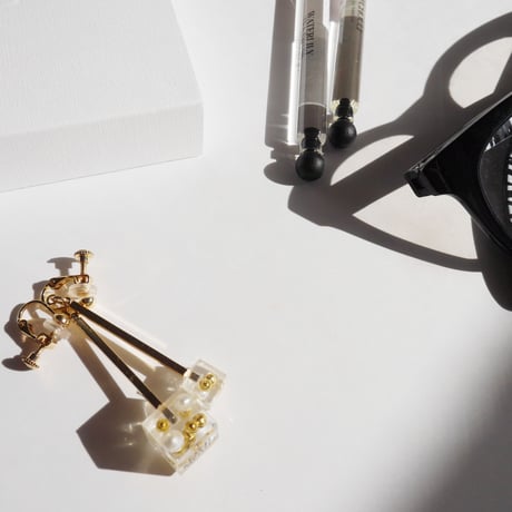 CLEAR CUBE AND METAL BAR EARRING