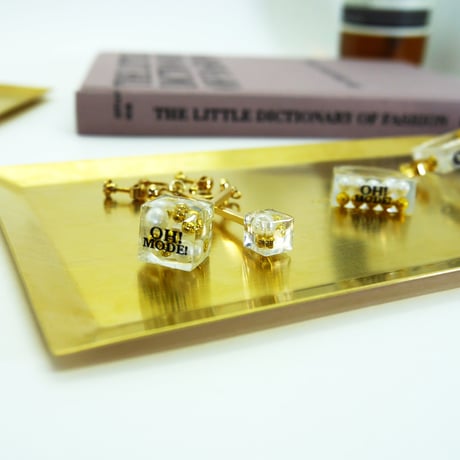 CLEAR CUBE AND METAL BAR EARRING