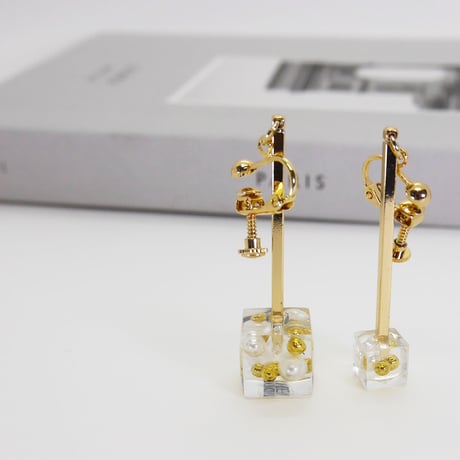 CLEAR CUBE AND METAL BAR EARRING
