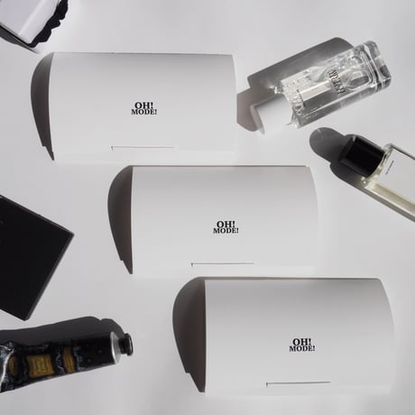 CLEAR CUBE AND METAL BAR EARRING