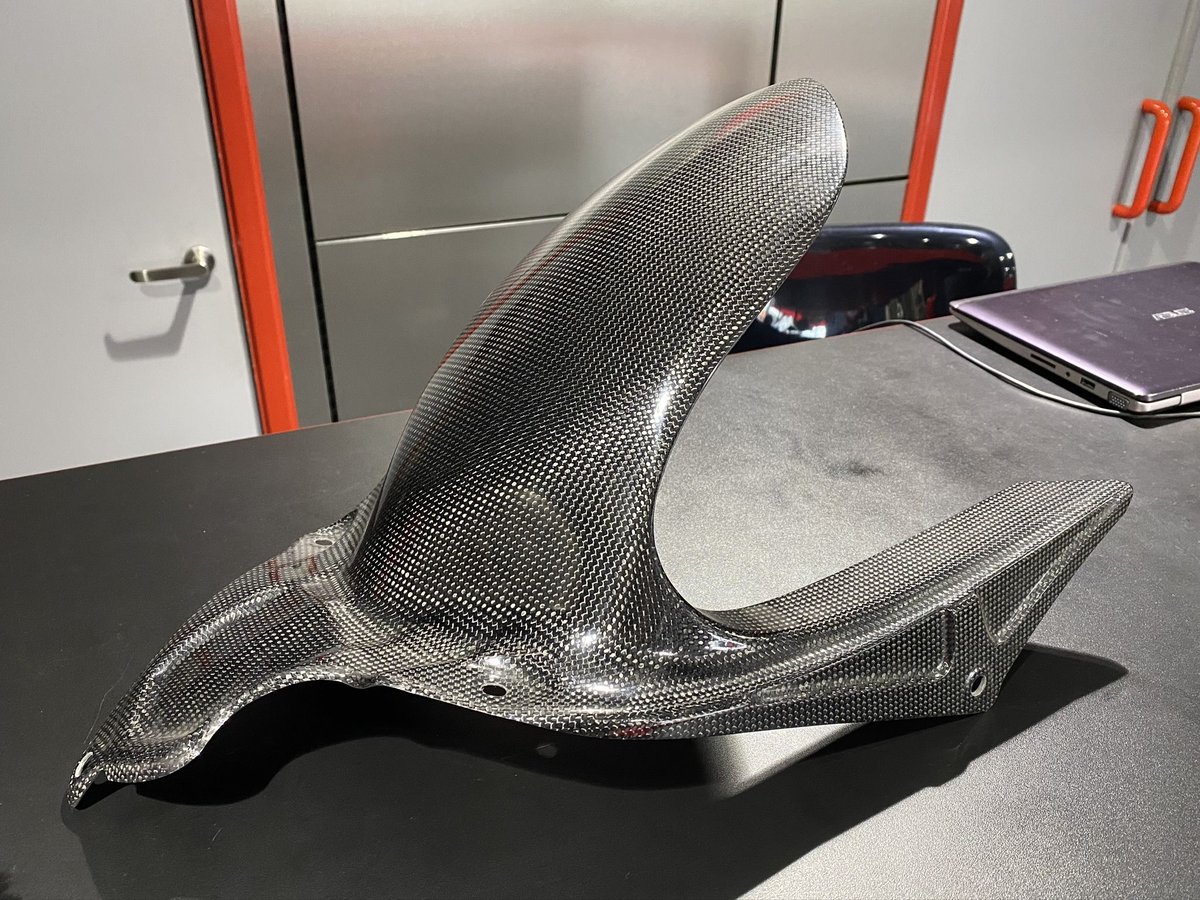 ドゥカティ 749R 張り付く カーボンリヤフェンダー