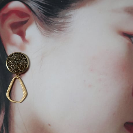 【earrings / pierces】*ヴィンテージボタン × ゴールド