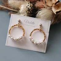 【earrings / pierces】ゴールドデザインフープ × パール