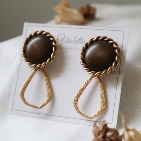 【earrings】*チョコレートブラウンボタン × ゴールドフープ