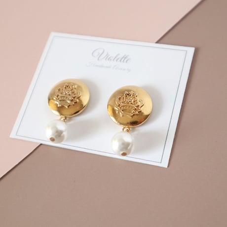 【earrings / pierces 】王冠ゴールドボタン × パール