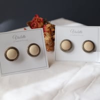 【earrings / pierces】くすみクリーム ヴィンテージボタン