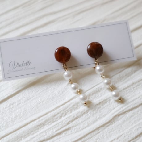 【earrings / pierces】ブラウンマーブル × 3連パール