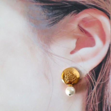 【earrings / pierces 】王冠ゴールドボタン × パール