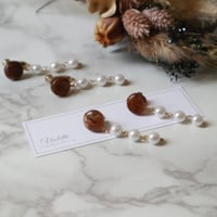 【earrings / pierces】ブラウンマーブル × 3連パール