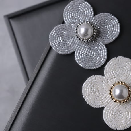 essence Bloom gray or off-white
