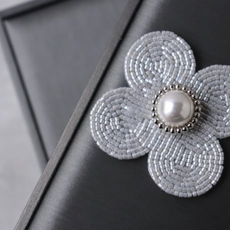 essence Bloom gray or off-white