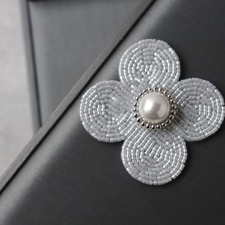 essence Bloom gray or off-white