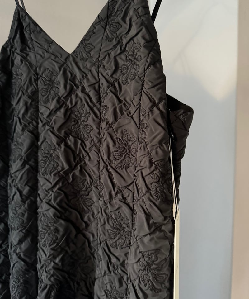ワンピース Dahlia shrinking camisole dress Dahlia shrinking embroidery camisole dress (Black)