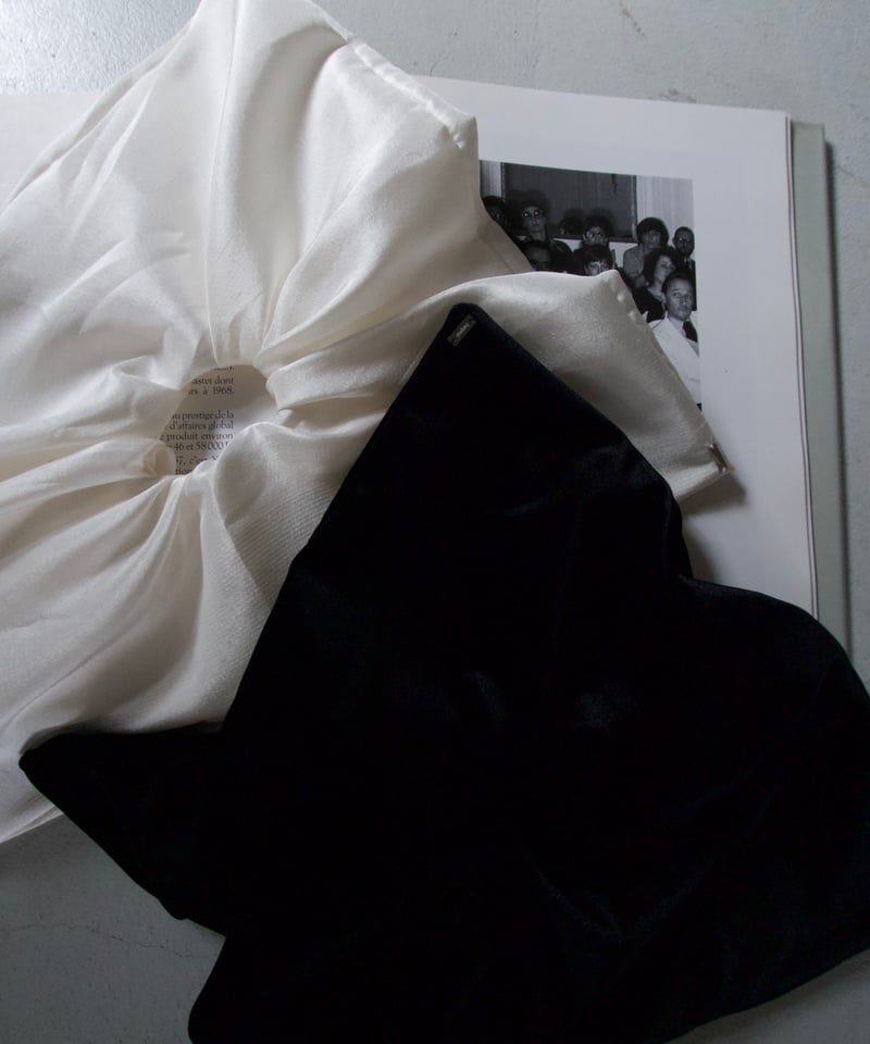 heyep Silk Square Large Scrunchie ブラック Silk Square Large Scrunchie – heyep