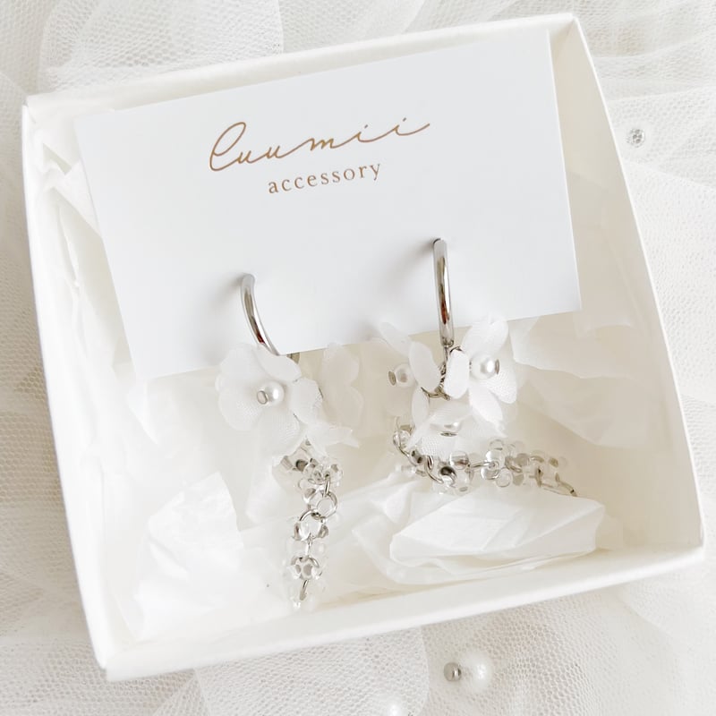 メディア着用】ホワイトティーと雫のブーケイヤリング/ピアス | luumii