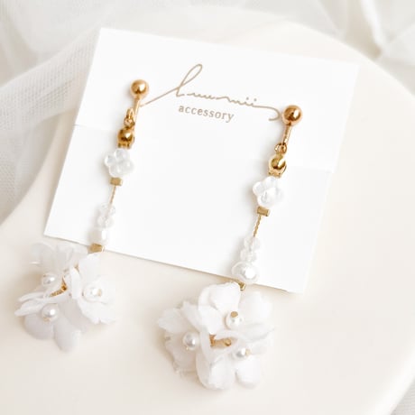 ホワイトシェルと紅茶染め布花のイヤリング/ピアス