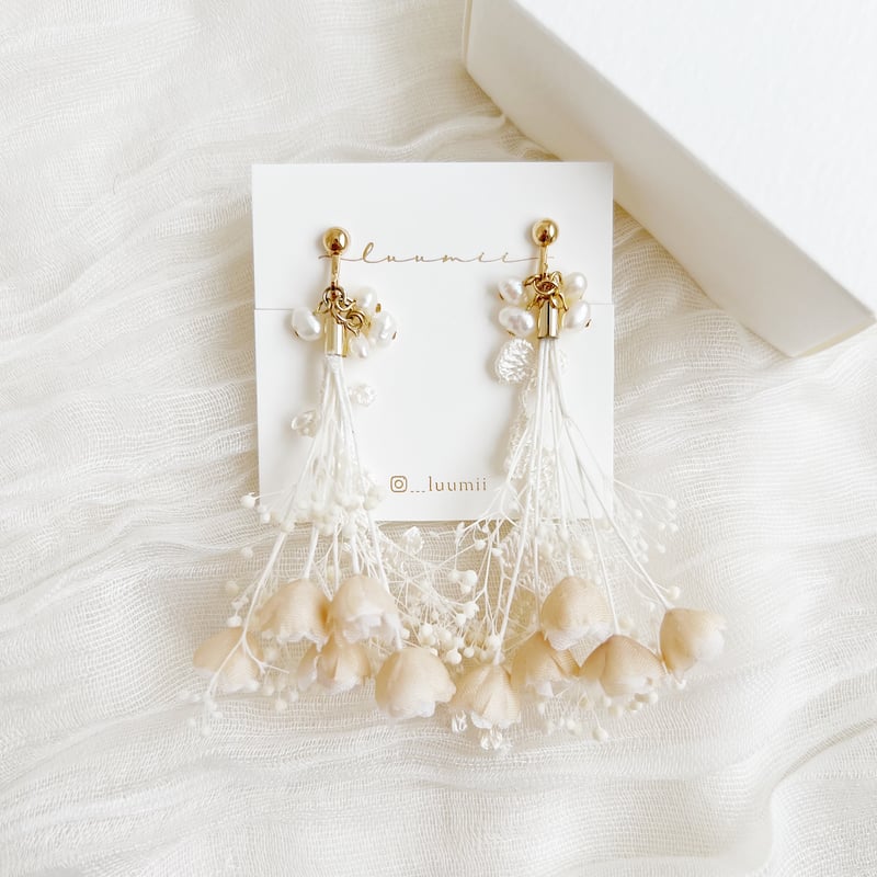 かすみ草と紅茶染め布花のブーケイヤリング/ピアス | luumii accessory