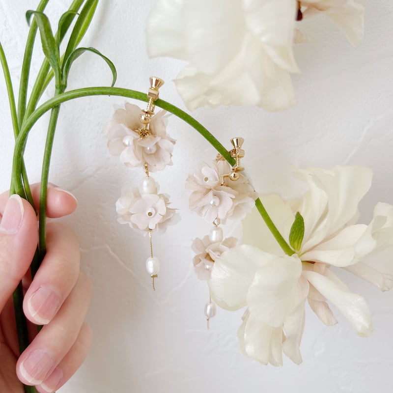 紅茶染め布花のふわふわイヤリング/ピアス | luumii accessory 紅茶染め布花のふわふわイヤリング/ピアス | luumii accessory