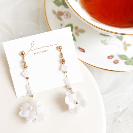 ホワイトシェルと紅茶染め布花のイヤリング/ピアス