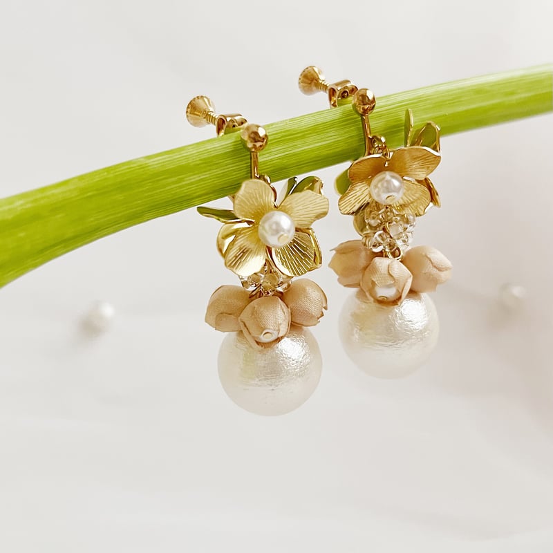 ゴールドフラワーと紅茶染め布花のエレガントイヤリング ピアス