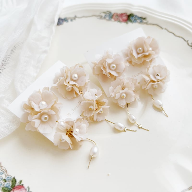 紅茶染め布花のふわふわイヤリング/ピアス | luumii accessory
