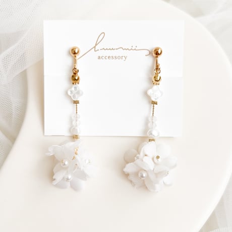 ホワイトシェルと紅茶染め布花のイヤリング/ピアス