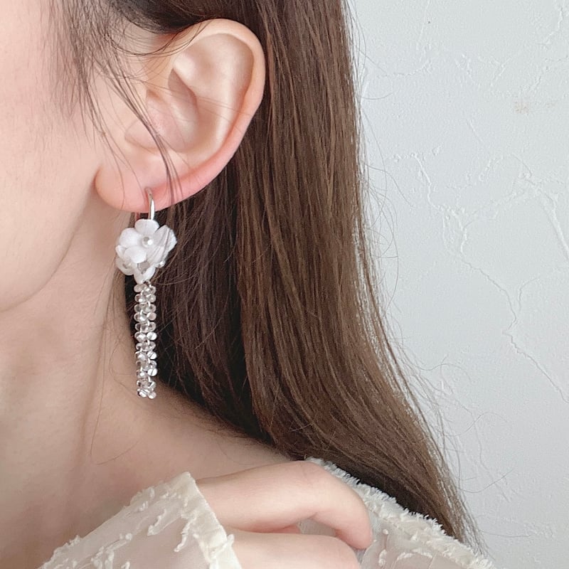 メディア着用】ホワイトティーと雫のブーケイヤリング/ピアス | luumii