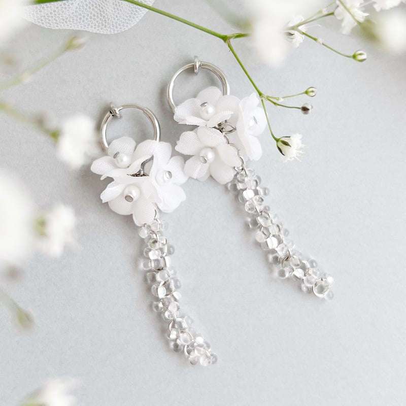 メディア着用】ホワイトティーと雫のブーケイヤリング/ピアス | luumii