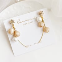 ガラスフラワーと紅茶染め布花のすずらんイヤリング