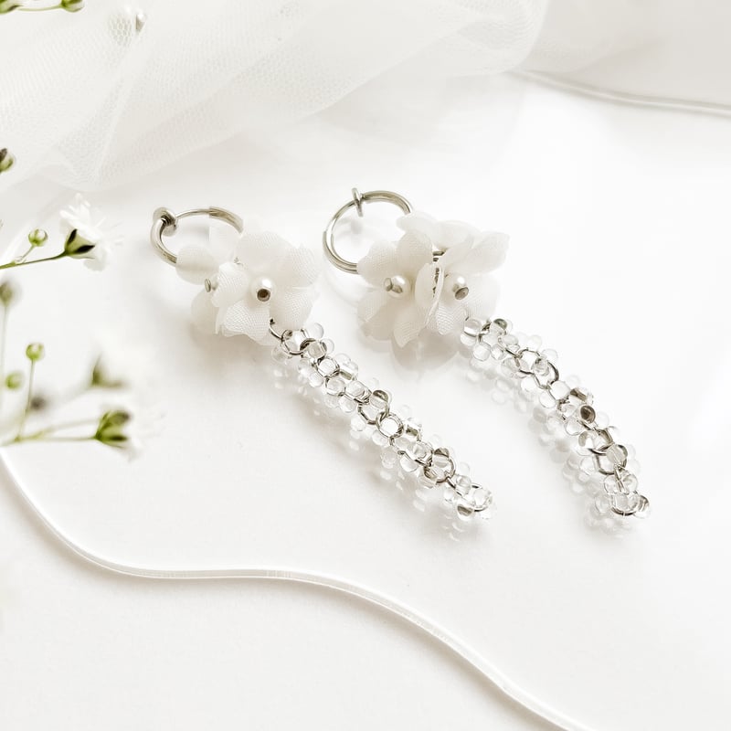メディア着用】ホワイトティーと雫のブーケイヤリング/ピアス | luumii