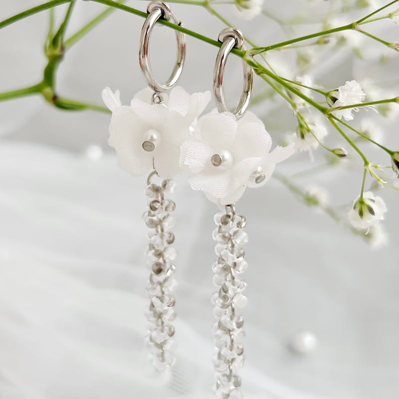 メディア着用】ホワイトティーと雫のブーケイヤリング/ピアス | luumii