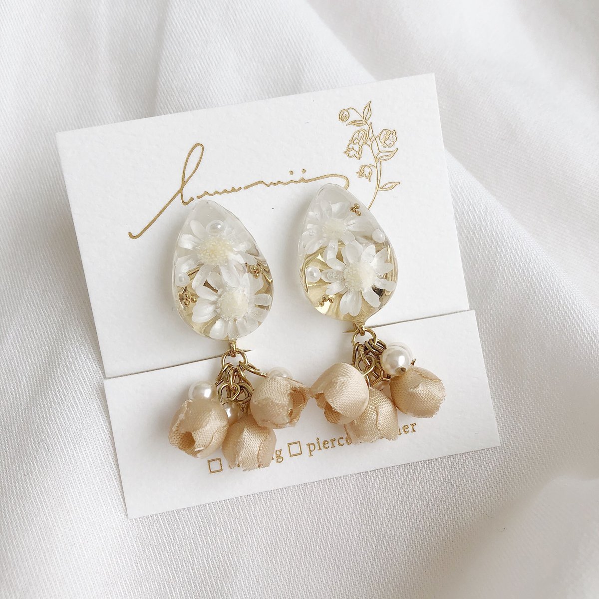 スターフラワーと紅茶染め布花の淡色イヤリング/ピアス | luumii accessory