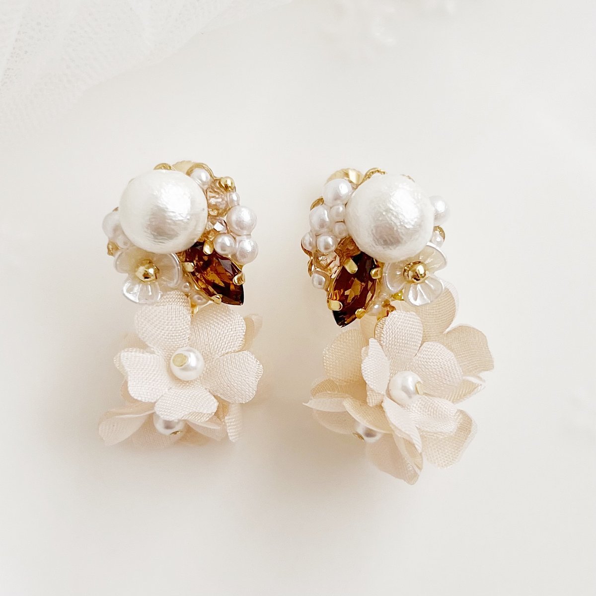 紅茶染め布花とブラウンビジューのイヤリング/ピアス | luumii accessory