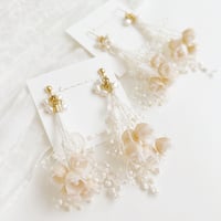 かすみ草と紅茶染め布花のブーケイヤリング/ピアス