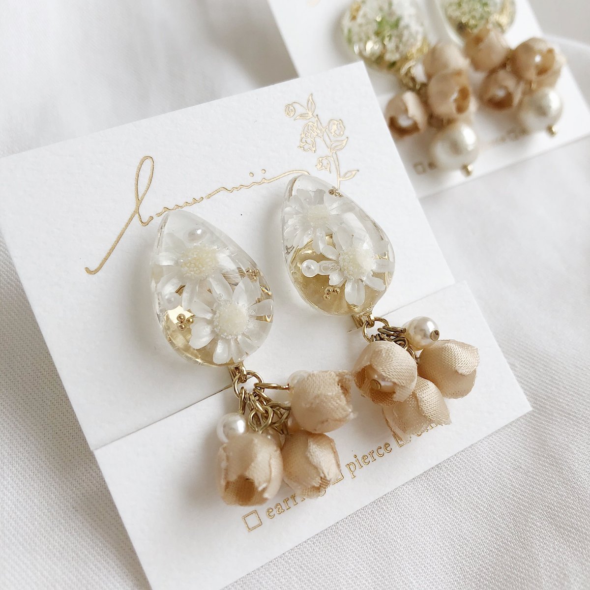 スターフラワーと紅茶染め布花の淡色イヤリング/ピアス | luumii accessory