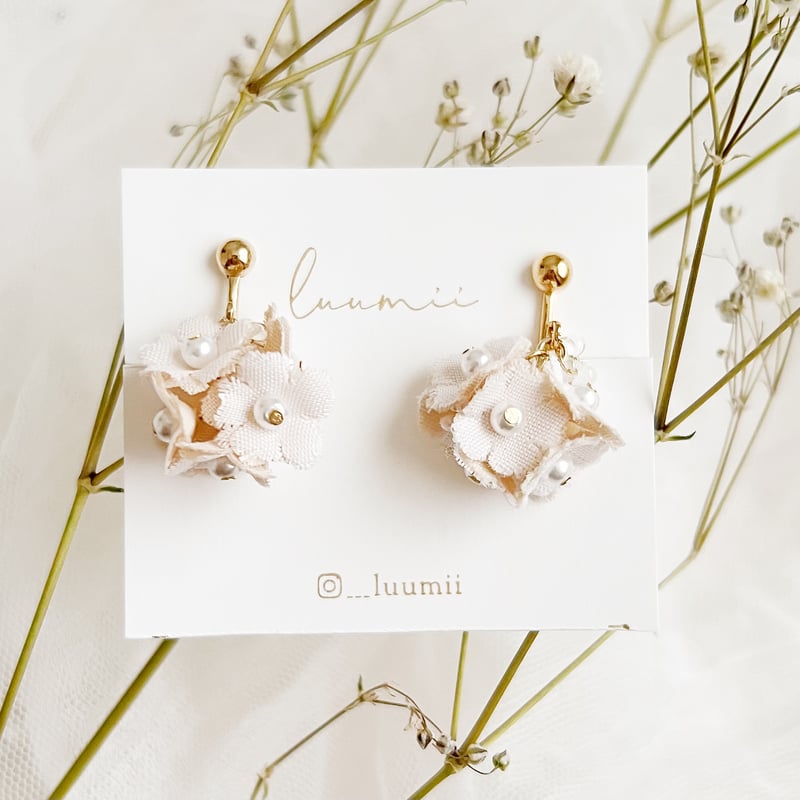 niki.du.poulain  布花　片耳ピアス　フラワー　木蓮のような花 niki.du.poulain 布花片耳ピアスフラワー木蓮のような花