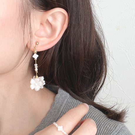 ホワイトシェルと紅茶染め布花のイヤリング/ピアス