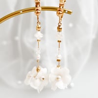 ホワイトシェルと紅茶染め布花のイヤリング/ピアス