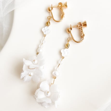 ホワイトシェルと紅茶染め布花のイヤリング/ピアス