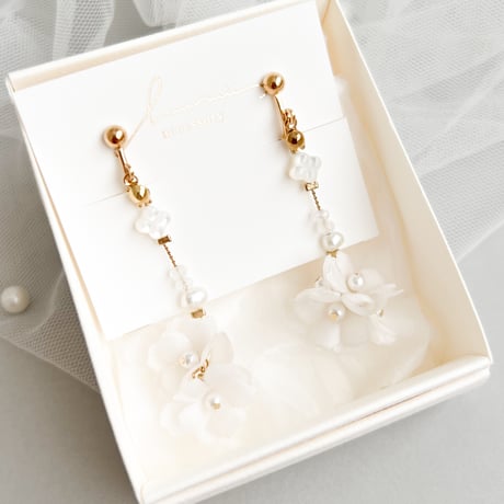 ホワイトシェルと紅茶染め布花のイヤリング/ピアス