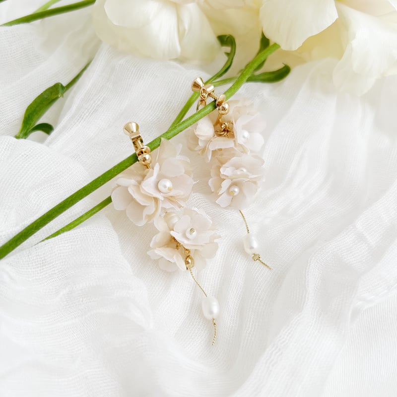 紅茶染め布花のふわふわイヤリング/ピアス | luumii accessory