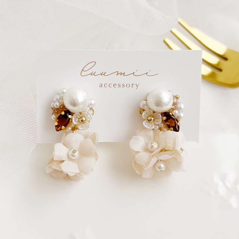 紅茶染め布花とブラウンビジューのイヤリング/ピアス | luumii accessory
