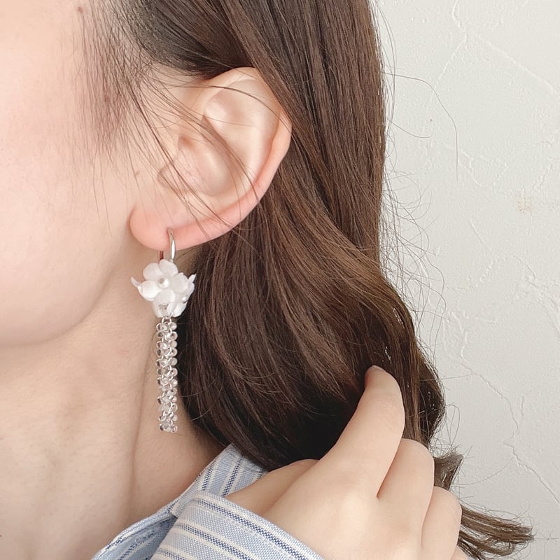 メディア着用】ホワイトティーと雫のブーケイヤリング/ピアス | luumii