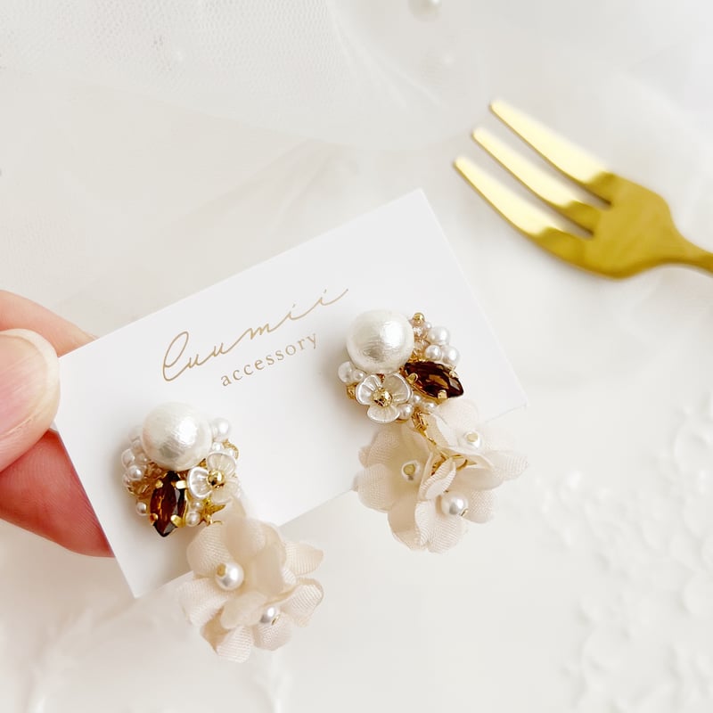 紅茶染め布花とブラウンビジューのイヤリング/ピアス | luumii accessory