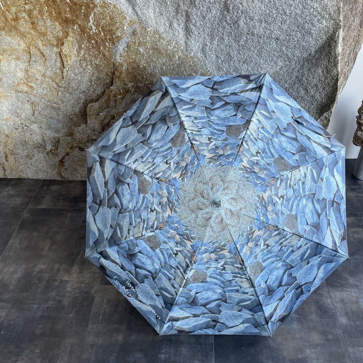 重たい石がデザインされた軽い傘｣丁場(採石場)の石 | aji stone