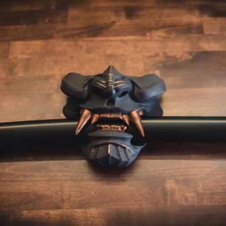 鬼武者 刀置き 刀掛け 日本刀置き 木製 刀掛台 侍 武士 鬼面 木刀 日本刀 居合刀 竹刀 剣置き 短刀拵え 様々な刀に対応 インテリアとしてもOK