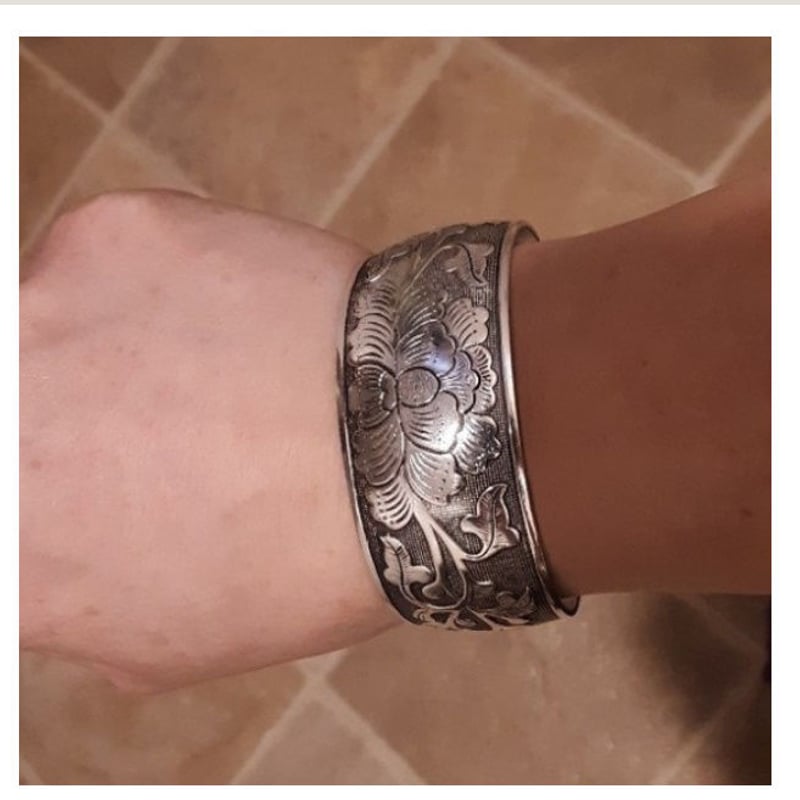 フラワーモチーフ　シルバーバングル　クロム風 フラワーモチーフ シルバーバングル クロム風