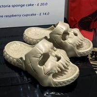 【2色展開】 ドクロ サンダル ホワイト ブラック スカル ゴシック ユニセックス パンク カジュアル ストリート 目立つ